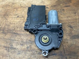 bontott AUDI A4 B7 Jobb első Ablakemelő Motor