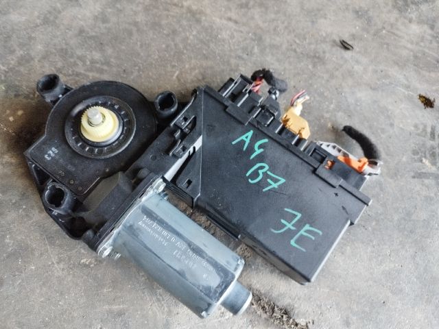 bontott AUDI A4 B7 Jobb első Ablakemelő Motor