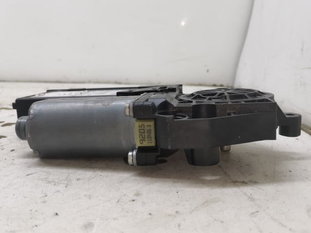 bontott AUDI A4 B7 Jobb első Ablakemelő Motor