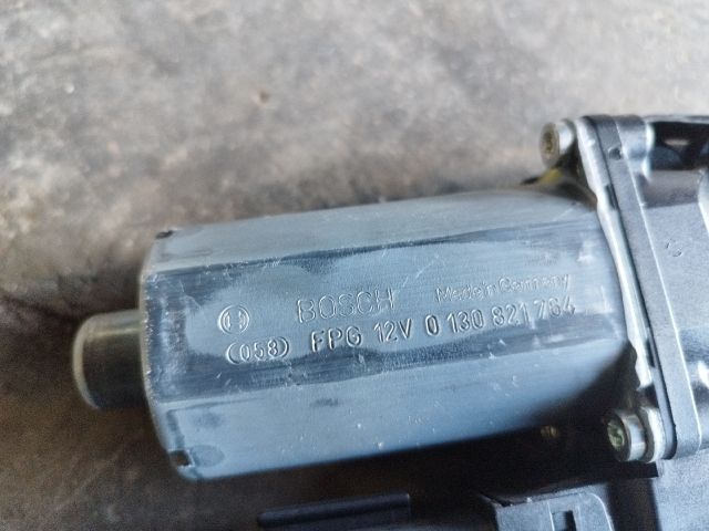 bontott AUDI A4 B7 Jobb első Ablakemelő Motor