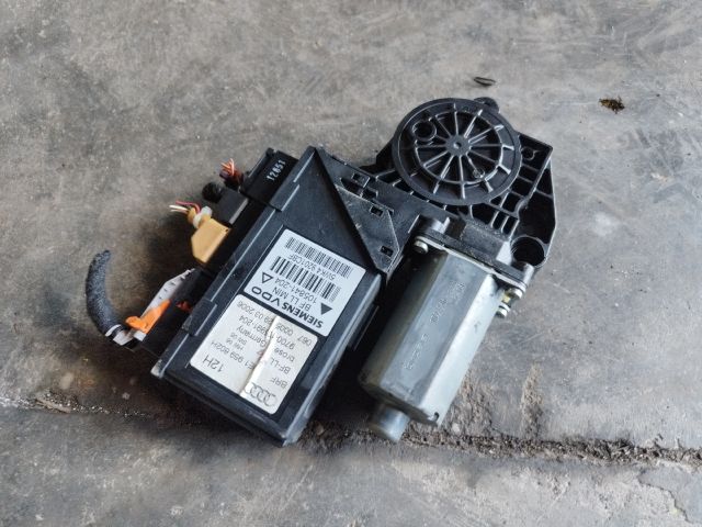 bontott AUDI A4 B7 Jobb első Ablakemelő Motor