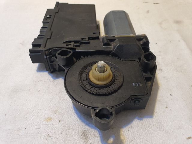 bontott AUDI A4 B7 Jobb első Ablakemelő Motor
