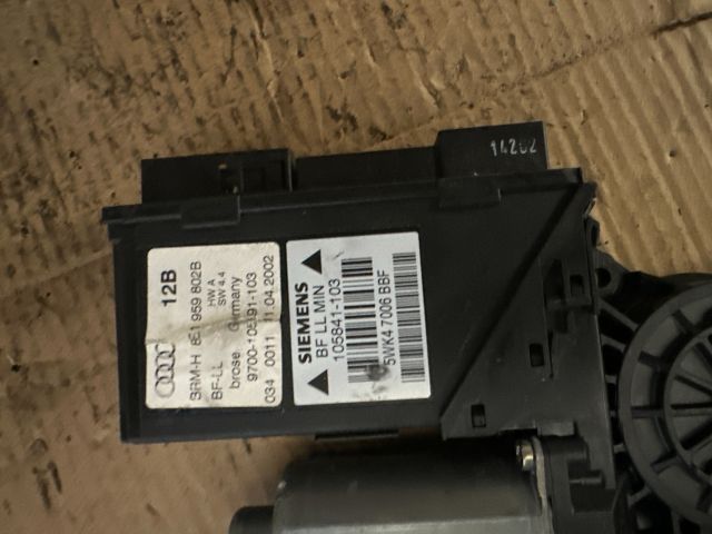 bontott AUDI A4 B7 Jobb első Ablakemelő Szerkezet (Elektromos)