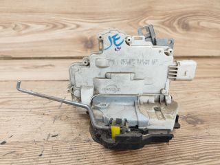 bontott AUDI A4 B7 Jobb első Ajtózár