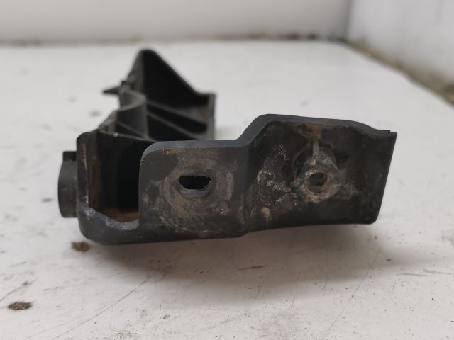 bontott AUDI A4 B7 Jobb első Lökhárító Tartó (Műanyag)