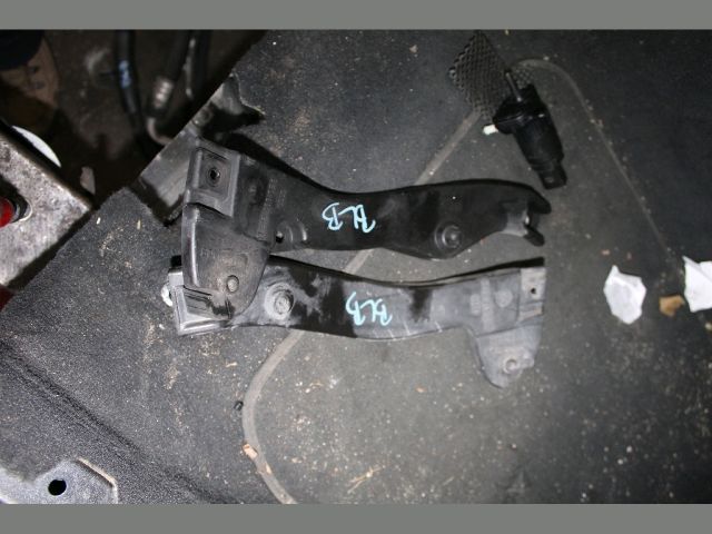 bontott AUDI A4 B7 Jobb első Oldal Lökhárító Tartó (Műanyag)