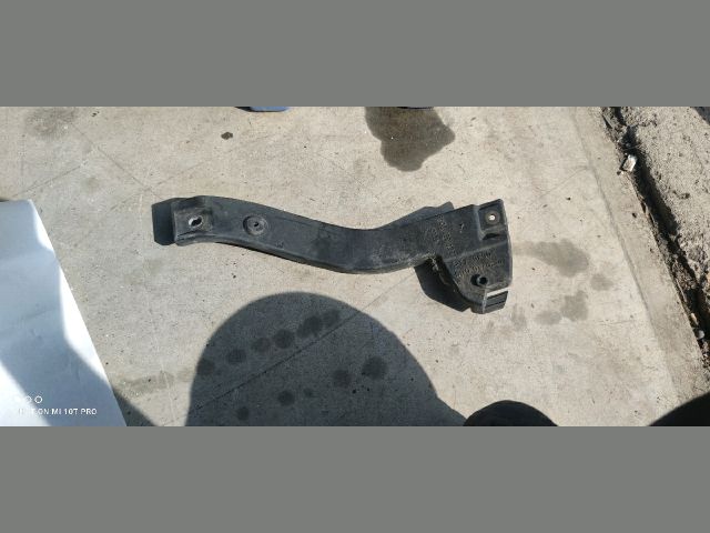 bontott AUDI A4 B7 Jobb első Oldal Lökhárító Tartó (Műanyag)