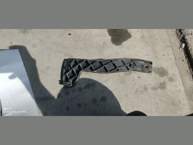 bontott AUDI A4 B7 Jobb első Oldal Lökhárító Tartó (Műanyag)