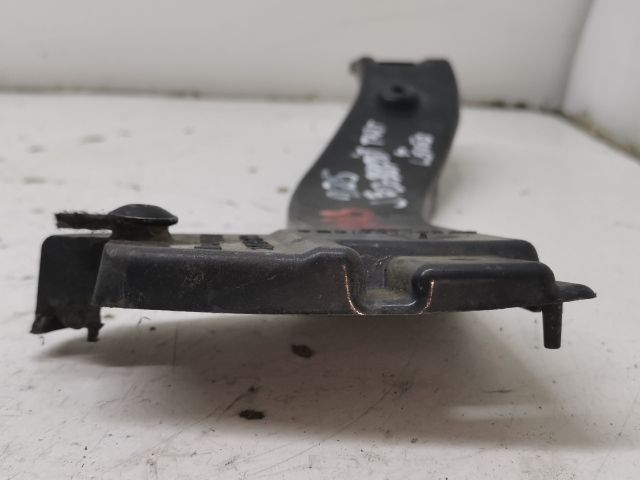 bontott AUDI A4 B7 Jobb első Oldal Lökhárító Tartó (Műanyag)