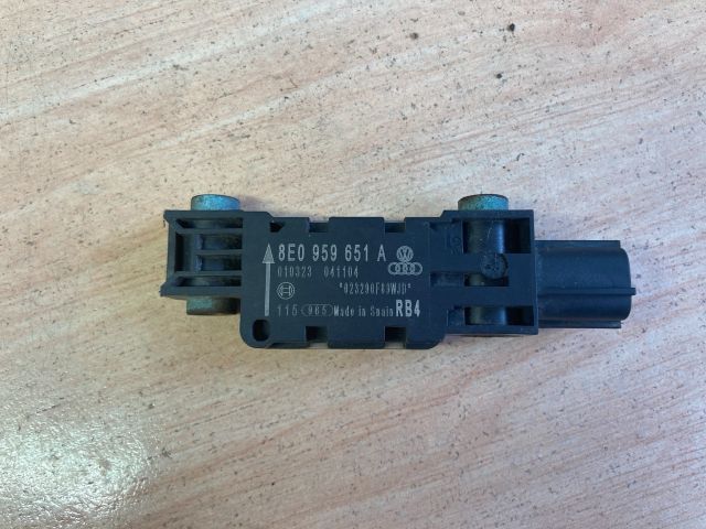 bontott AUDI A4 B7 Jobb első Oldal Ütközés Érzékelő