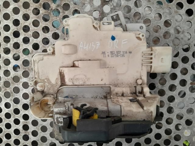 bontott AUDI A4 B7 Jobb első Zsanér