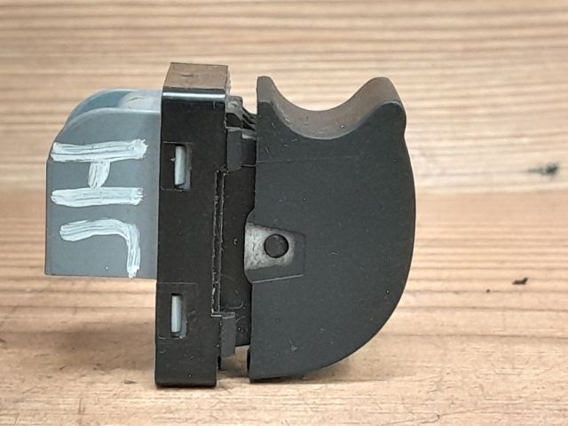 bontott AUDI A4 B7 Jobb hátsó Ablakemelő Kapcsoló