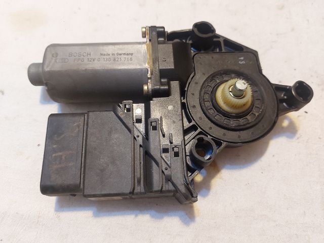 bontott AUDI A4 B7 Jobb hátsó Ablakemelő Motor