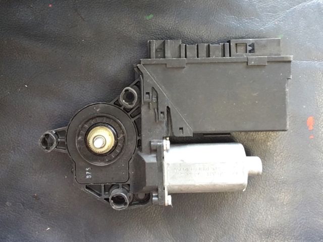 bontott AUDI A4 B7 Jobb hátsó Ablakemelő Motor