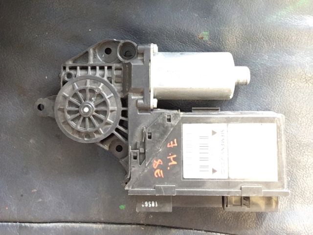 bontott AUDI A4 B7 Jobb hátsó Ablakemelő Motor