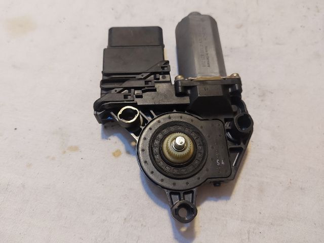 bontott AUDI A4 B7 Jobb hátsó Ablakemelő Motor