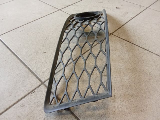 bontott AUDI A4 B7 Jobb Ködlámpa Rács