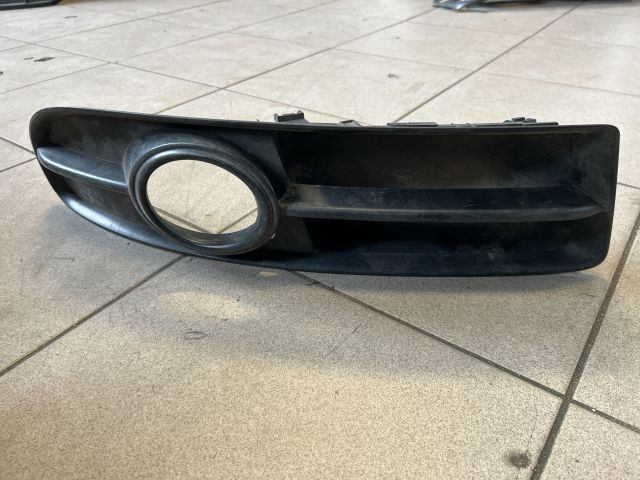 bontott AUDI A4 B7 Jobb Ködlámpa Rács