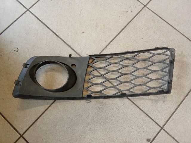 bontott AUDI A4 B7 Jobb Ködlámpa Rács