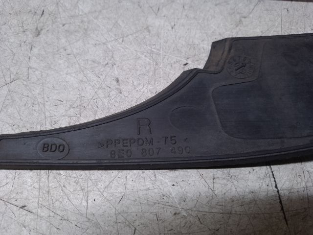 bontott AUDI A4 B7 Jobb Ködlámpa Rács