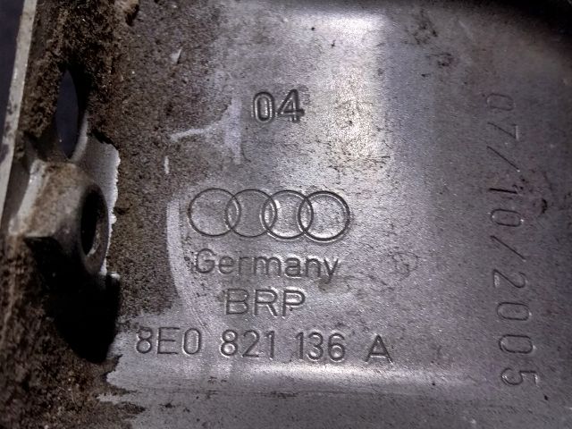 bontott AUDI A4 B7 Jobb Sárvédő Oldaltartó