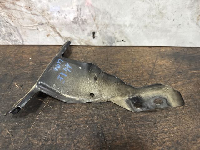 bontott AUDI A4 B7 Jobb Sárvédő Oldaltartó