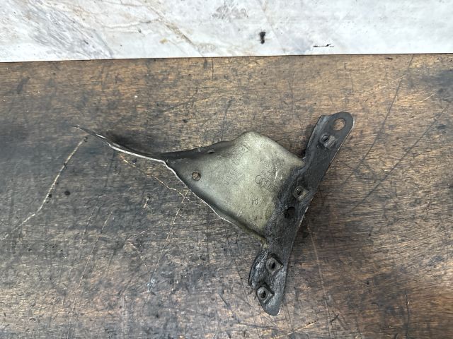 bontott AUDI A4 B7 Jobb Sárvédő Oldaltartó