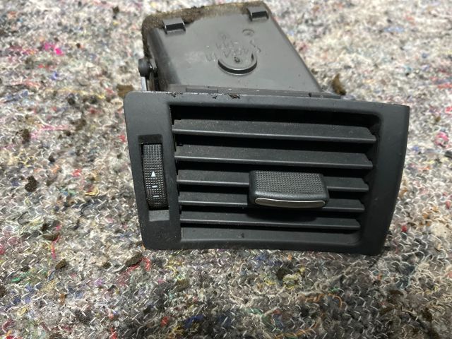 bontott AUDI A4 B7 Jobb Szellőző