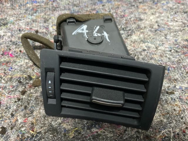 bontott AUDI A4 B7 Jobb Szellőző