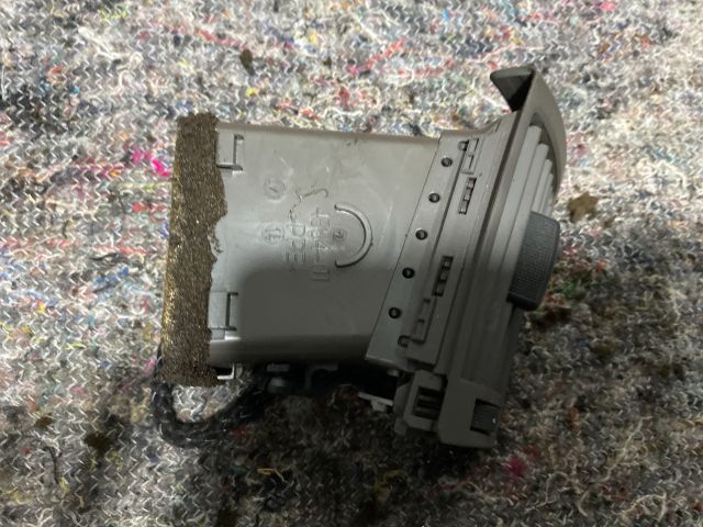 bontott AUDI A4 B7 Jobb Szellőző