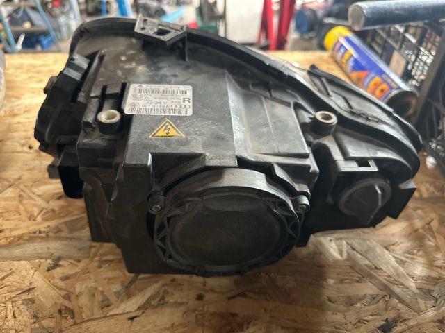 bontott AUDI A4 B7 Jobb Xenon Fényszóró