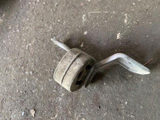 bontott AUDI A4 B7 Kipufogó Tartó