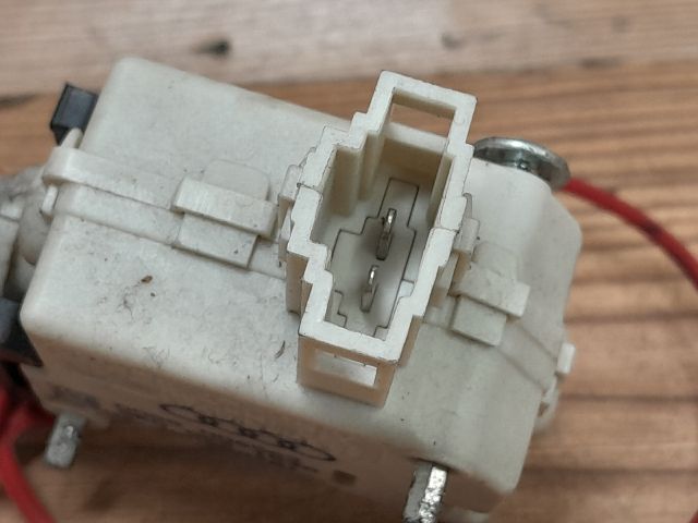 bontott AUDI A4 B7 Központizár Motor Tankajtó