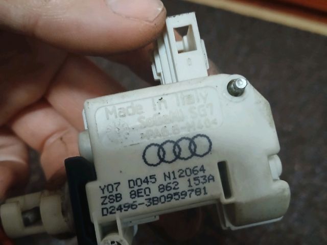 bontott AUDI A4 B7 Központizár Motor Tankajtó