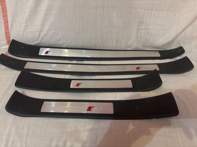 bontott AUDI A4 B7 Küszöb Díszléc Szett