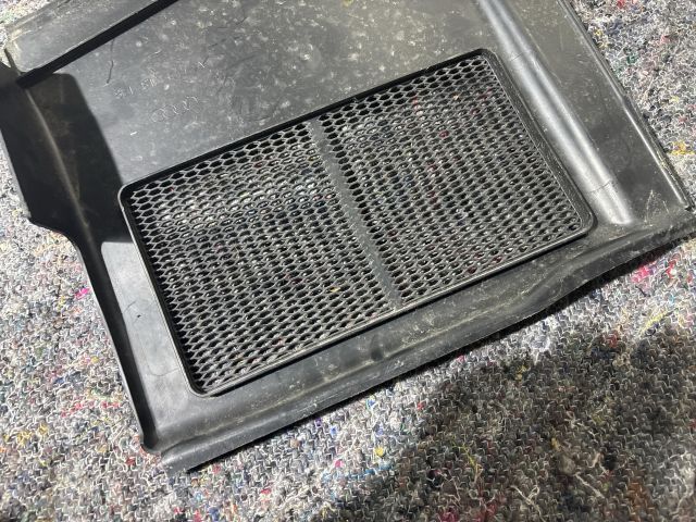 bontott AUDI A4 B7 Levélrács