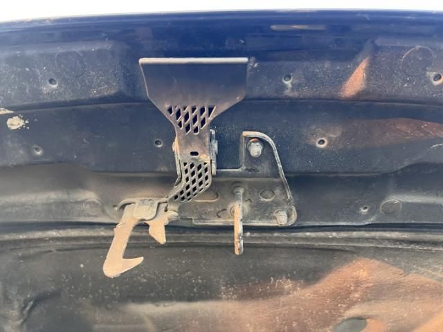 bontott AUDI A4 B7 Motorháztető Biztonsági Kampó