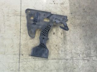 bontott AUDI A4 B7 Motorháztető Nyitó Kar / Gomb