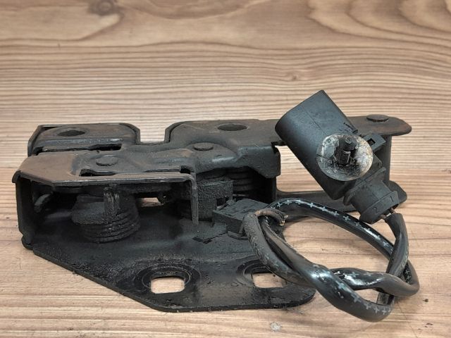 bontott AUDI A4 B7 Motorháztető Zárszerkezet