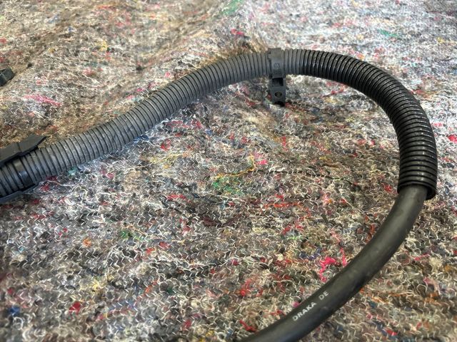 bontott AUDI A4 B7 Pozitív Kábel