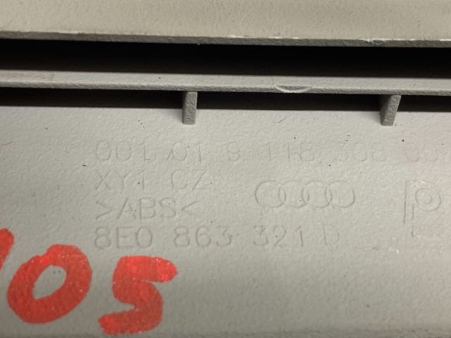 bontott AUDI A4 B7 Rádió / CD Keret