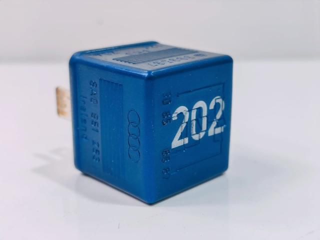 bontott AUDI A4 B7 Relé