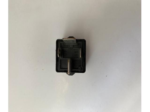 bontott AUDI A4 B7 Relé