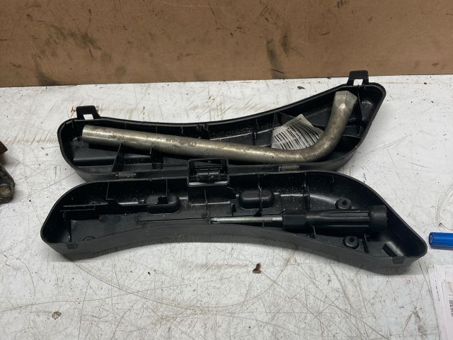 bontott AUDI A4 B7 Szerszámkészlet