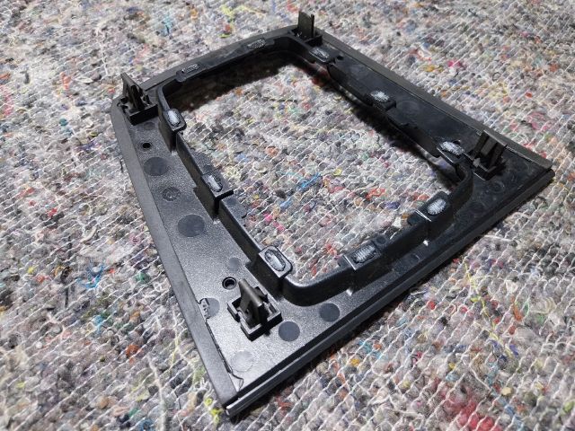 bontott AUDI A4 B7 Váltószoknya Rögzítő Keret