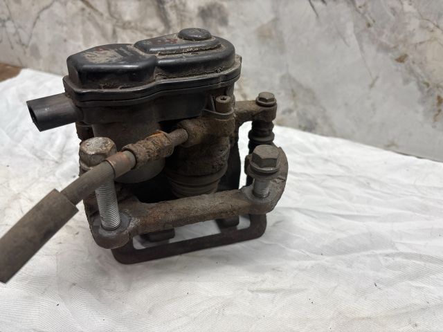 bontott AUDI A4 B8 Bal első Féknyereg Munkahengerrel