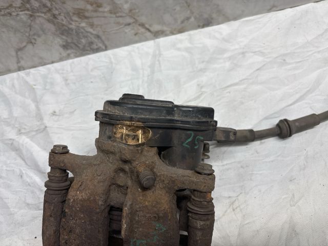 bontott AUDI A4 B8 Bal első Féknyereg Munkahengerrel