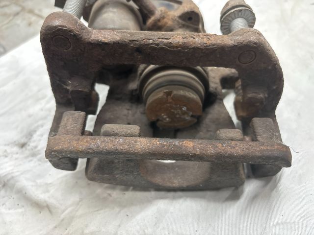 bontott AUDI A4 B8 Bal első Féknyereg Munkahengerrel