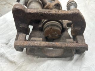 bontott AUDI A4 B8 Bal első Féknyereg Munkahengerrel