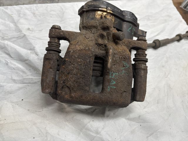 bontott AUDI A4 B8 Bal első Féknyereg Munkahengerrel